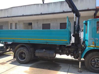 Autocarro con gru Amco