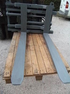 Traslatore, posizionatore con forche