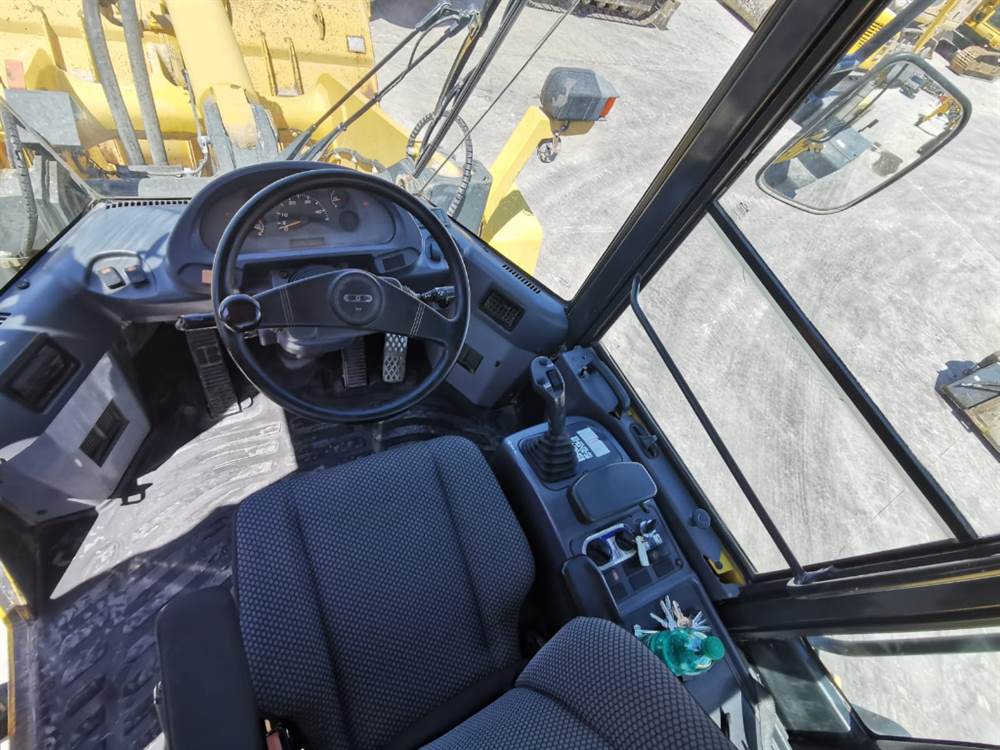 Foto 4Pala KOMATSU WA320-5H gommata usata Anno 2005 Ore 15350