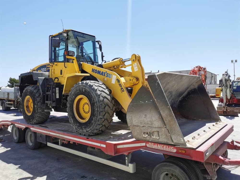 Pala KOMATSU WA320-5H gommata usata Anno 2005 Ore 15350