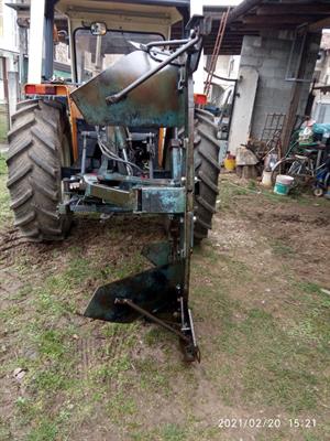 Trattore agricolo con attrezzatura complementar - Foto 3