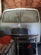 Autocarro con ribaltabile