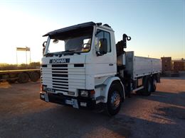 Motrice Scania con grú