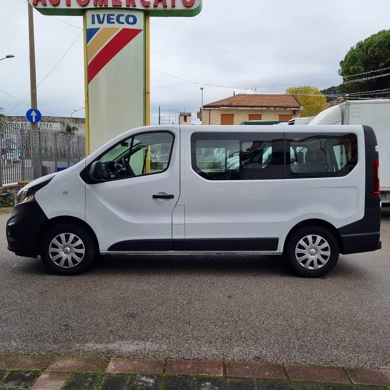 Foto 4 Opel Vivaro 1.6 BiTurbo pulmino 9 posti Anno 2016 Km 190000, unico proprietario