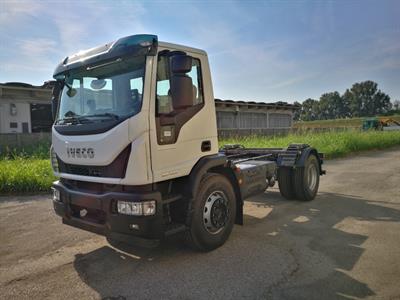 Iveco Eurocargo 180E32 K con gru Ferrari 7183 e ribaltabile Anno 2022 - Foto 4